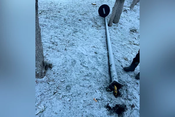 В Кузбассе вандалы с корнем выдрали фонарь на «Топкинском Арбате»