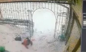 В Междуреченске снег с крыши рухнул на малыша