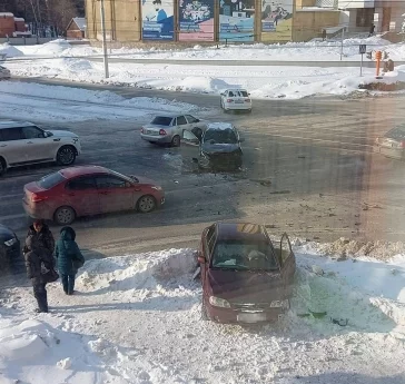 Фото: В Кемерове очевидцы сняли последствия ДТП на перекрёстке 1
