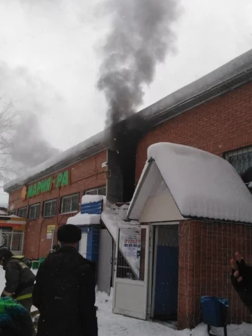 Фото: В Кузбассе загорелся рынок: на месте работают сотрудники МЧС 1
