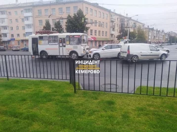 Фото: ГИБДД: в Кемерове возле Парка Ангелов столкнулись маршрутка, BMW и Lada 1