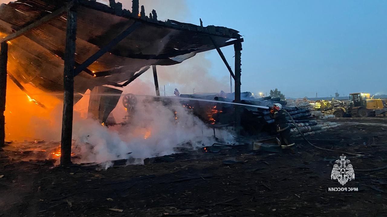 В Канске потушили огонь на деревообрабатывающем заводе, площадь пожара составила 2500 «квадратов»