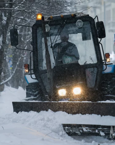 В Кемерове 2 января убирать снег на улицах будут 68 единиц техники и 80 человек