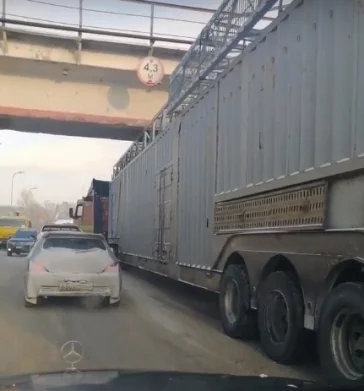 Фото: КамАЗ не проедет: в Кемерове фура застряла под мостом 2