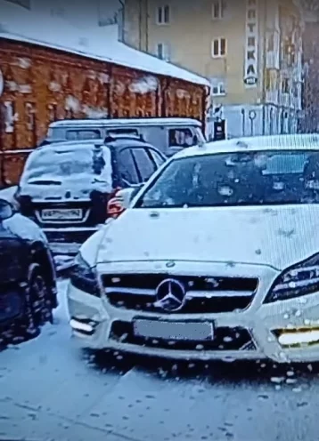 Фото: В Кемерове водитель Mercedes-Benz получил штраф за езду против движения 1