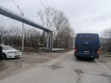 Фото: Иномарка столкнулась с автобусом в Кузбассе: ГИБДД ищет очевидцев 1