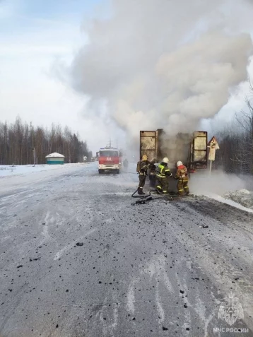 Фото: Грузовик с газовыми баллонами загорелся на ходу в Ханты-Мансийском АО 1