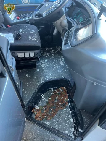 Фото: В Москве злоумышленник напал на 3 человек и разбил стекло рукой 1