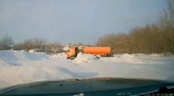 Фото: В Кемерове ассенизатор сливал нечистоты в реку, инцидент попал на видео 1