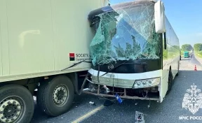 МЧС опубликовало фото и видео с места ДТП с автобусом и грузовиком на въезде в Кемерово