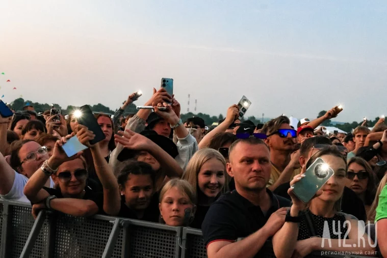 Фото: Парашютные купола в небе и песни хором: как в Кемерове прошёл «НЕБОФЕСТ-2026» 91