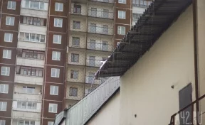 Соцсети: в Кузбассе затопило квартиру из-за ремонта крыши во время дождя