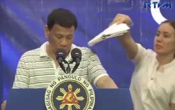 Фото: Президент Филиппин выступал перед сенатом с огромным тараканом на плече 1