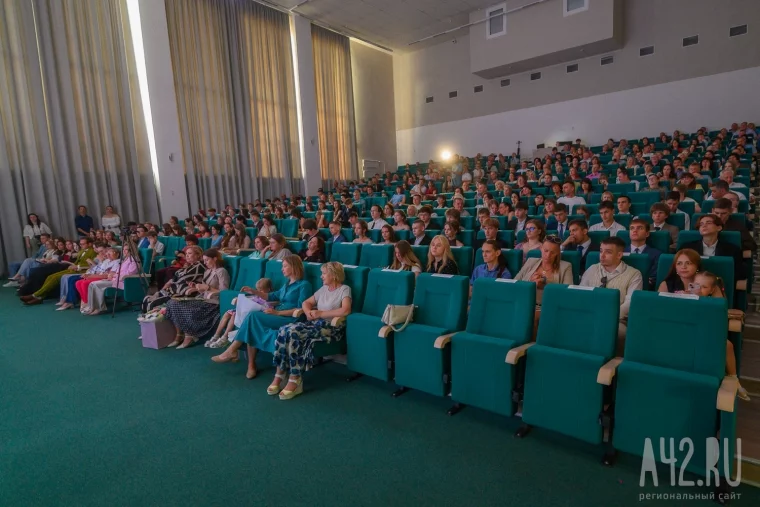 Фото: Выпускные-2025 в Кемерове: слёзы радости и последний школьный вальс 38