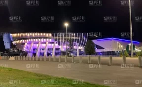 «Похоже на ёлку»: кемеровчан удивила подсветка спорткомплекса «Кузбасс-Арена»