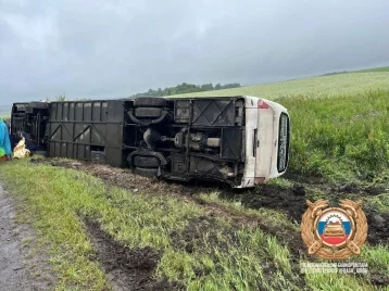 Фото: Автобус с 40 туристами перевернулся в Башкирии, пострадали более 20 человек 1