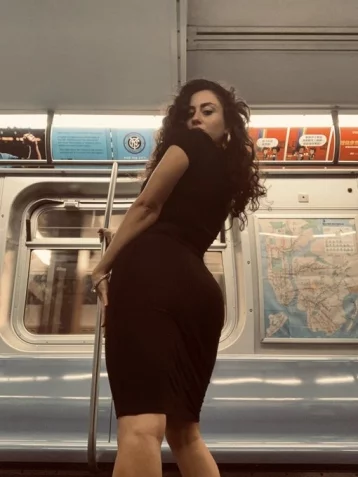 Фото: «Это мощно»: девушка случайно стала звездой соцсетей, делая сексуальные селфи в метро 1