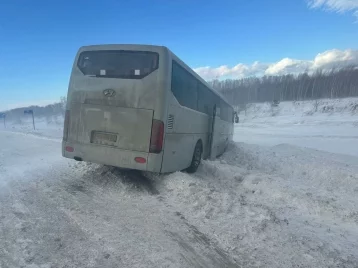 Фото: Автобус Кемерово — Новосибирск с 17 пассажирами попал в ДТП на трассе 1