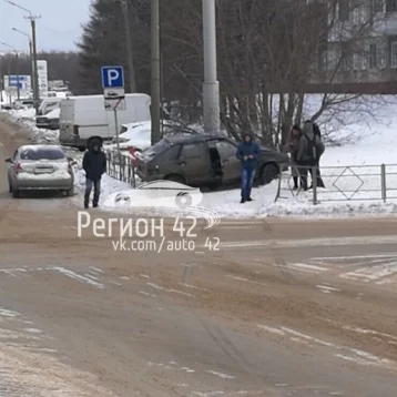 Фото: Водитель ВАЗа в Кемерове снёс светофор 1