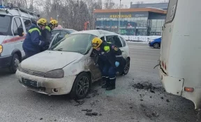 Спасатели помогли водителю после ДТП с автобусом в Кемерове на проспекте Ленина