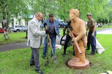 Фото: В Таштаголе установили скульптуру, сделанную из поваленных ветром деревьев 1