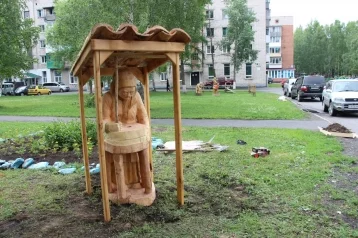 Фото: В таштагольском парке появилась деревянная фигура «Кайдок» 1