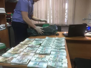 Фото: Жителя Санкт-Петербурга задержали при попытке «заработать» 5 млн рублей в Кемерове 1
