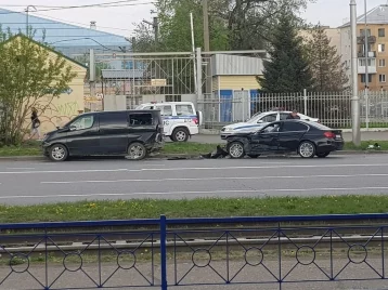 Фото: На Кузнецком проспекте в Кемерове столкнулись два автомобиля 1