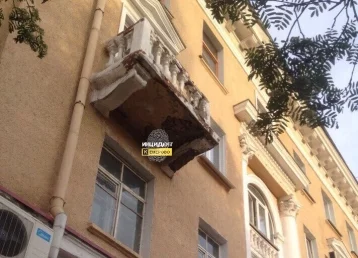 Фото: В центре Кемерова рушится балкон многоэтажного дома 1