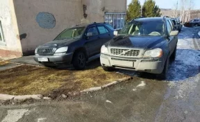 В Кемерове начали массово штрафовать водителей за парковку на газоне