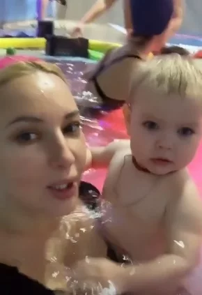 Фото: Семейный отдых: Кудрявцева в чёрном купальнике плескалась в бассейне с родными 1