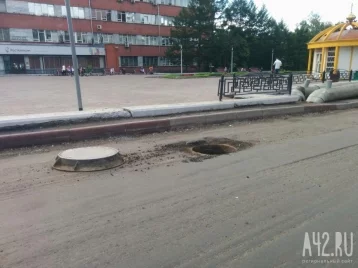 Фото: Кемеровчане предупреждают об опасном открытом люке в центре города 1