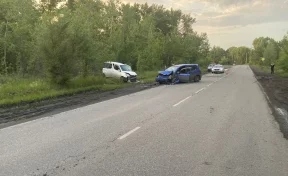 В Кузбассе четыре человека получили травмы в серьёзном ДТП с вылетевшим на встречную полосу автомобилем