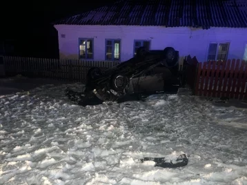 Фото: Погибла 36-летняя женщина: в полиции Кузбасса рассказали подробности ДТП с перевернувшейся иномаркой 1