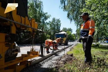 Фото: В Кемерове на шести улицах начали монтировать новые бордюры 3