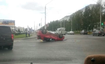 Фото: Авария с «перевёртышем» в центре Кемерова попала на видео 1