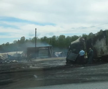 Фото: На трассе Кемерово — Новосибирск загорелись кафе, фура и автомобили 3