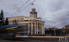 Очевидцы: на Советском проспекте в Кемерове образовалась глубокая дыра