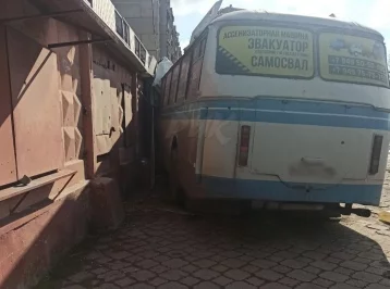 Фото: БПЛА атаковал пассажирский автобус в ДНР, пострадал водитель 1