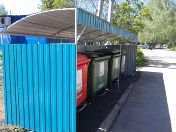 Фото: В кузбасском городе установили закрытую площадку для мусорных контейнеров 1