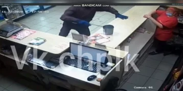 Фото: В Кузбассе нападение на продавца магазина попало на видео 1