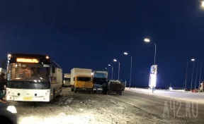 «Газель» и два грузовика столкнулись под Кемеровом