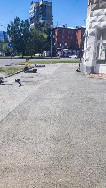 Фото: Мэр Новокузнецка раскритиковал прокатные компании за брошенные на тротуарах самокаты 4