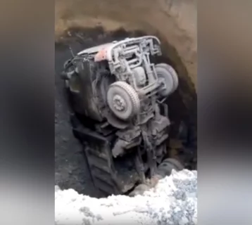 Фото: На кузбасской шахте грузовик провалился под землю 1