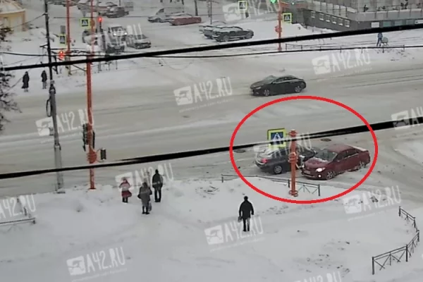Поворот не туда: странное ДТП на перекрёстке Ленина — Пионерский в Кемерове попало на видео