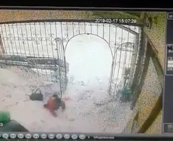 Фото: В Междуреченске снег с крыши рухнул на малыша 1