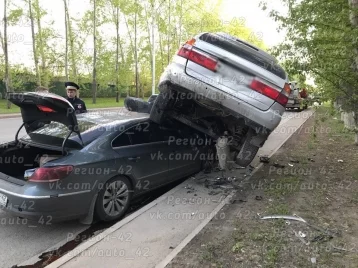 Фото: В Кемерове иномарка на полной скорости врезалась в припаркованные машины 1