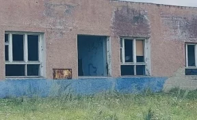 В Кузбассе прокуратура обнаружила опасное ветхое здание рядом со строящимся детсадом