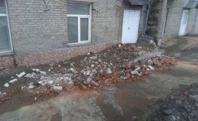 Власти прокомментировали обрушение части стены пятиэтажки в Кузбассе