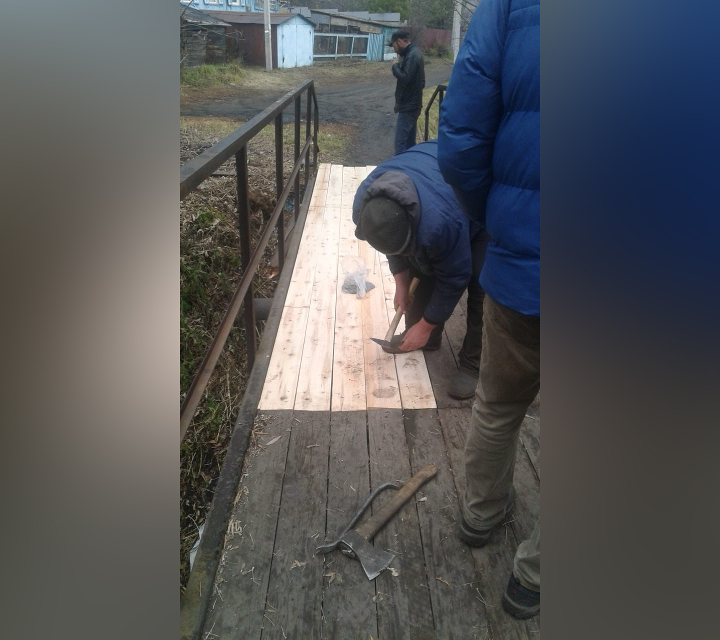Жители кузбасского города пожаловались на разрушенный мост: его починили в тот же день